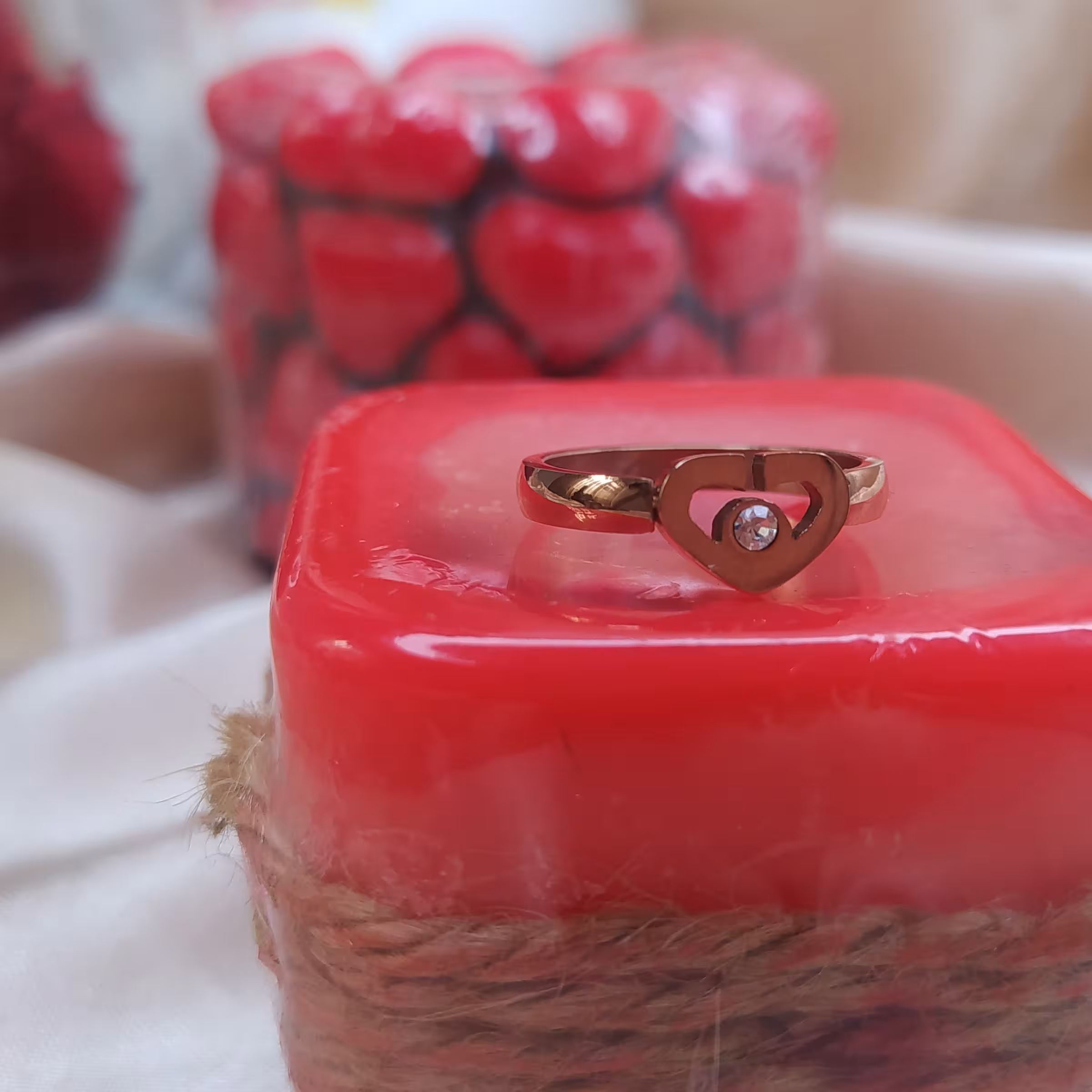 انگشتر نیم بند در دو رنگ و طرح مختلف رنگ طلایی و نقره ی  جنس کار استیل رنگ ثابت