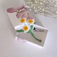 سنجاق سینه یا گل سینه نرگس بافت مینیاتوری،بافته شده با نخ ابریشم 