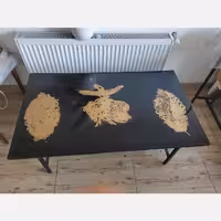 میز رزینی مشکی با بیس ام دی اف وطرح رقص سما که با5 لایه رزین  ساخته شده است  دارای پایه فلزی متالیک مشکی اسد
