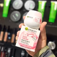 کرم بمب آبرسان گارنیر با عصاره گل رز