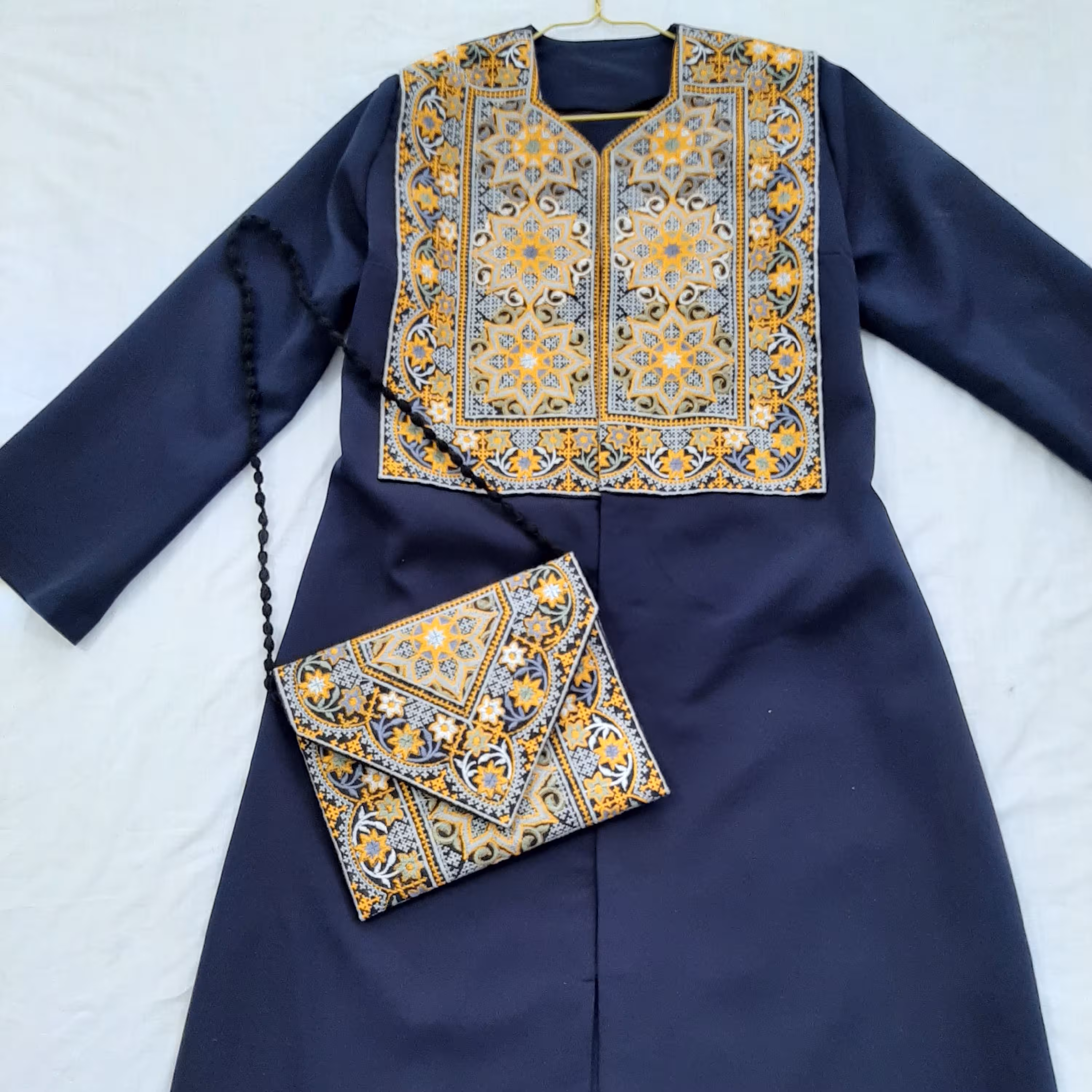 مانتو سوزندوزی کرپ رنگ سورمه ای فری سایز دکمه خور