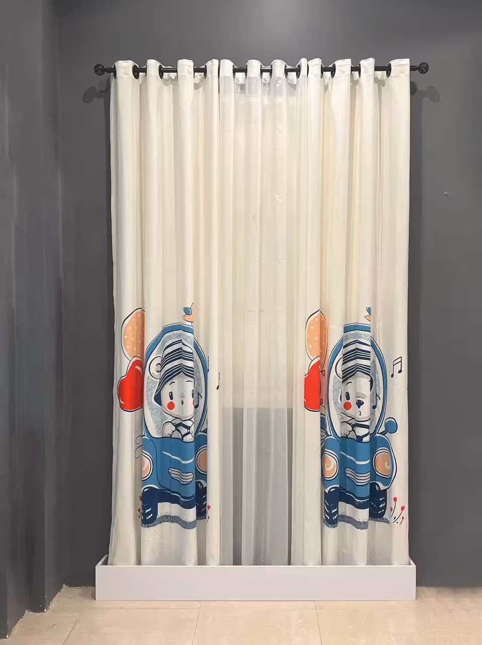 پرده پانچی مخمل و حریر ساده اتاق کودک پسرانه مدل عروسکی k23