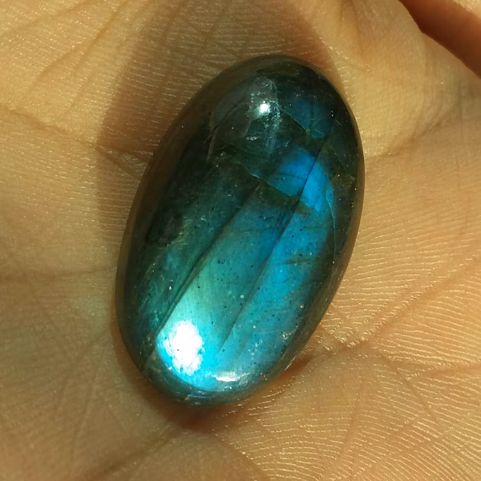 نگین بی نظیر لابرادوریت وارداتی آبی خوش تراش و بسیار خوش رنگ با تلالویی خاص