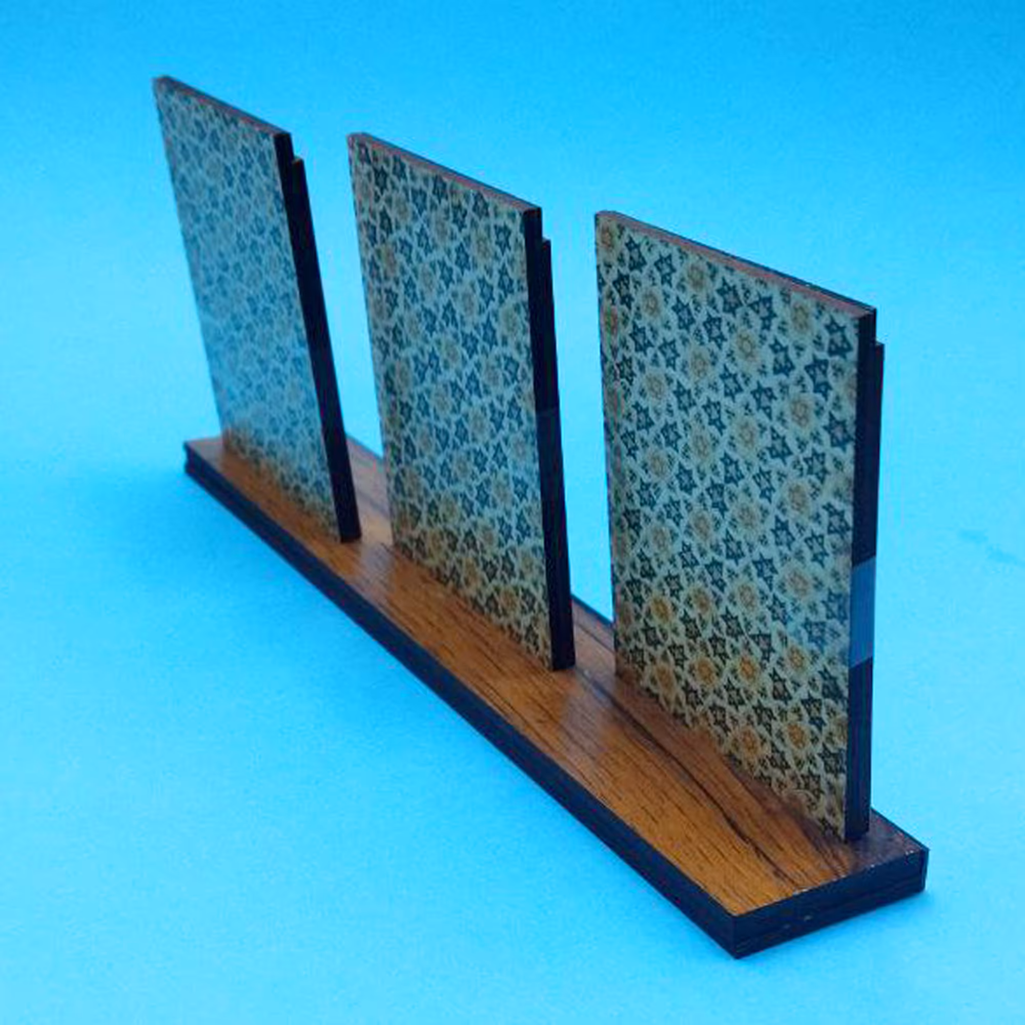 استند رومیزی تزیینی مدل استرنجر تینگز کد ST-31