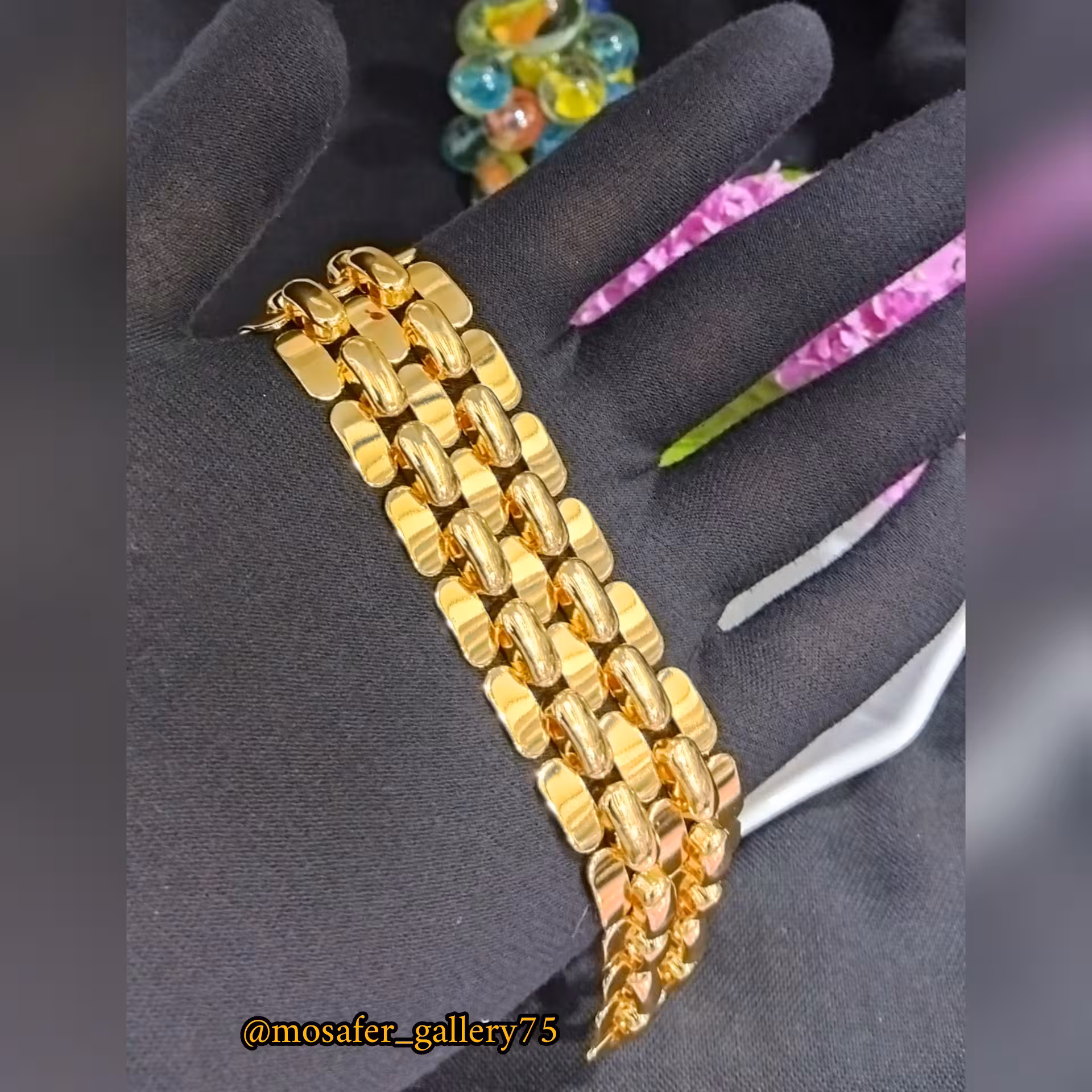 دستبند پهن رنگ ثابت طلایی رنگ