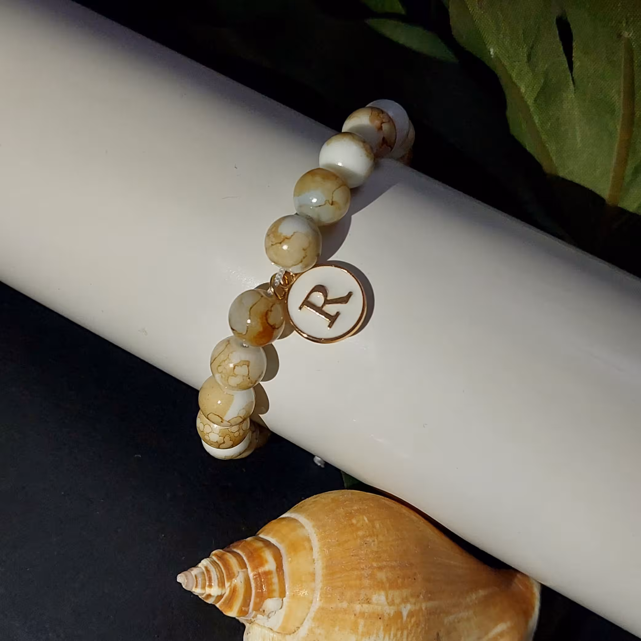 دستبند حرف R،   کار شده با مروارید