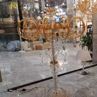 کنار سالنی پایه بلوری با طراحی گرد طلایی