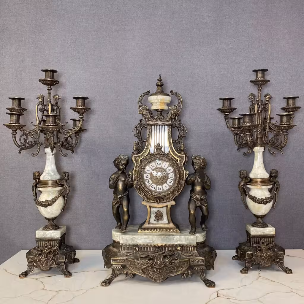 ساعت و شمعدان آبی کم رنگ برنز