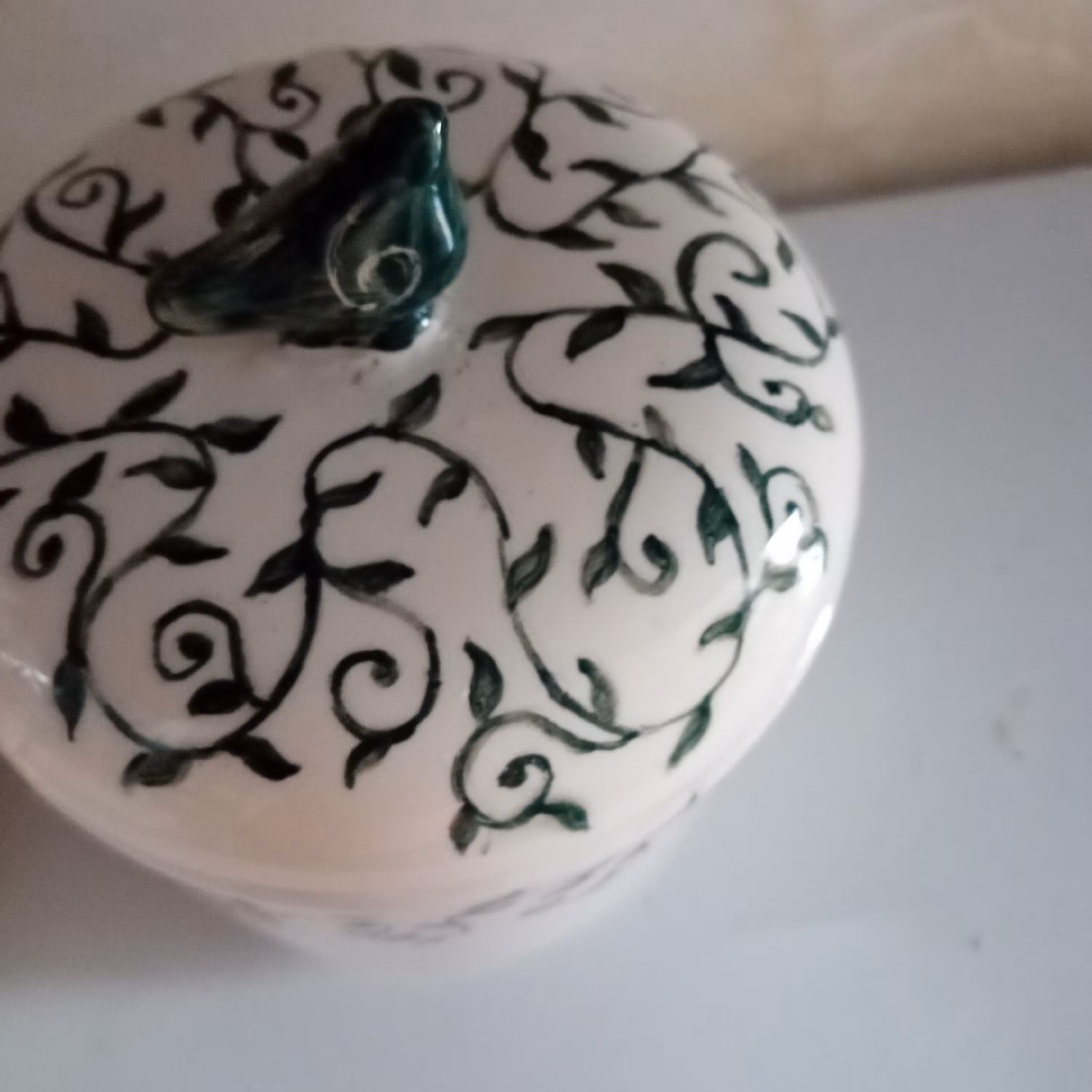 شکلات خوری سرامیکی درب دار