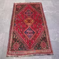 فرش دستباف شیراز طرح 3 ترنج، سایز ذرع و نیم، رنگ زمینه لاکی، رنگ حاشیه کرم، کد 38559