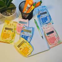 ماشین حساب گربه دارای کلید offبرای صرفه جویی در مصرف باتری، یک عدد باتری نیم قلمی نیاز داره در 3 رنگ