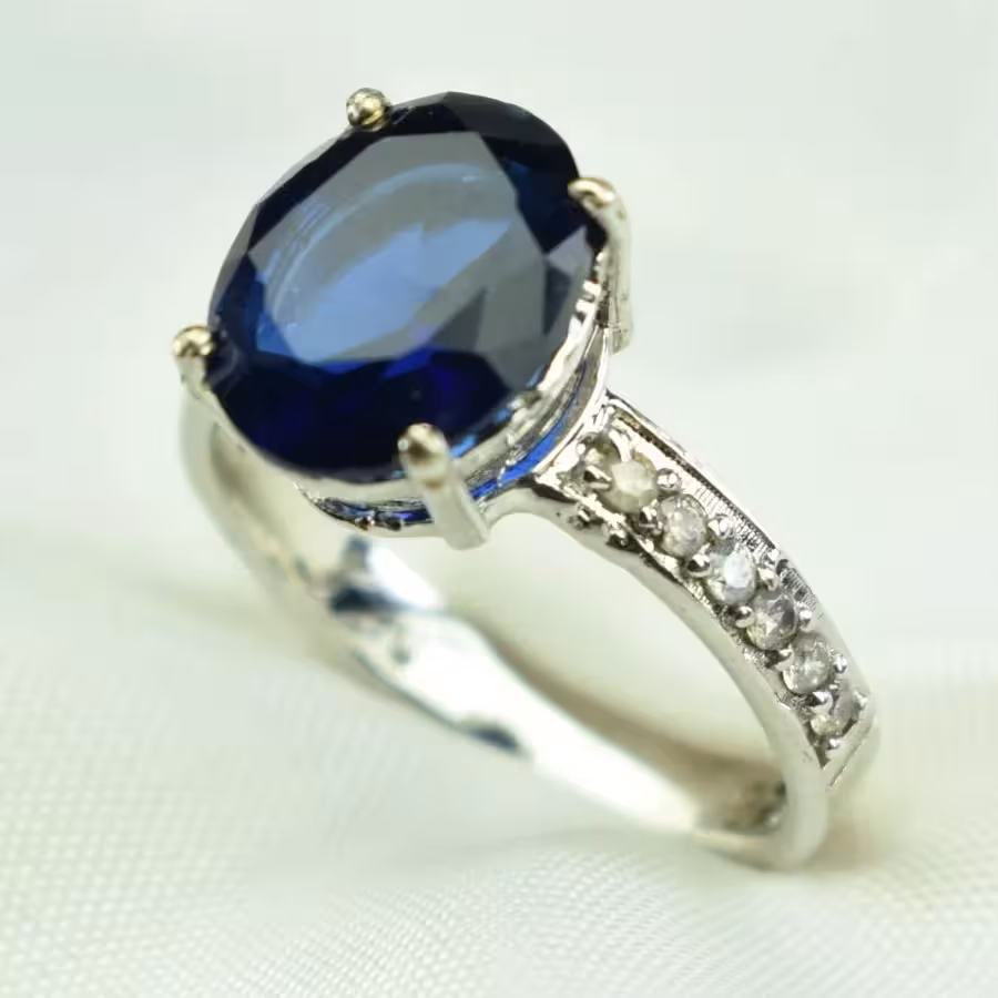 انگشتر نقره زنانه عیار 925 آبکاری رودیوم نگین سنتتیک برلیان کات آقابزرگ کد 697