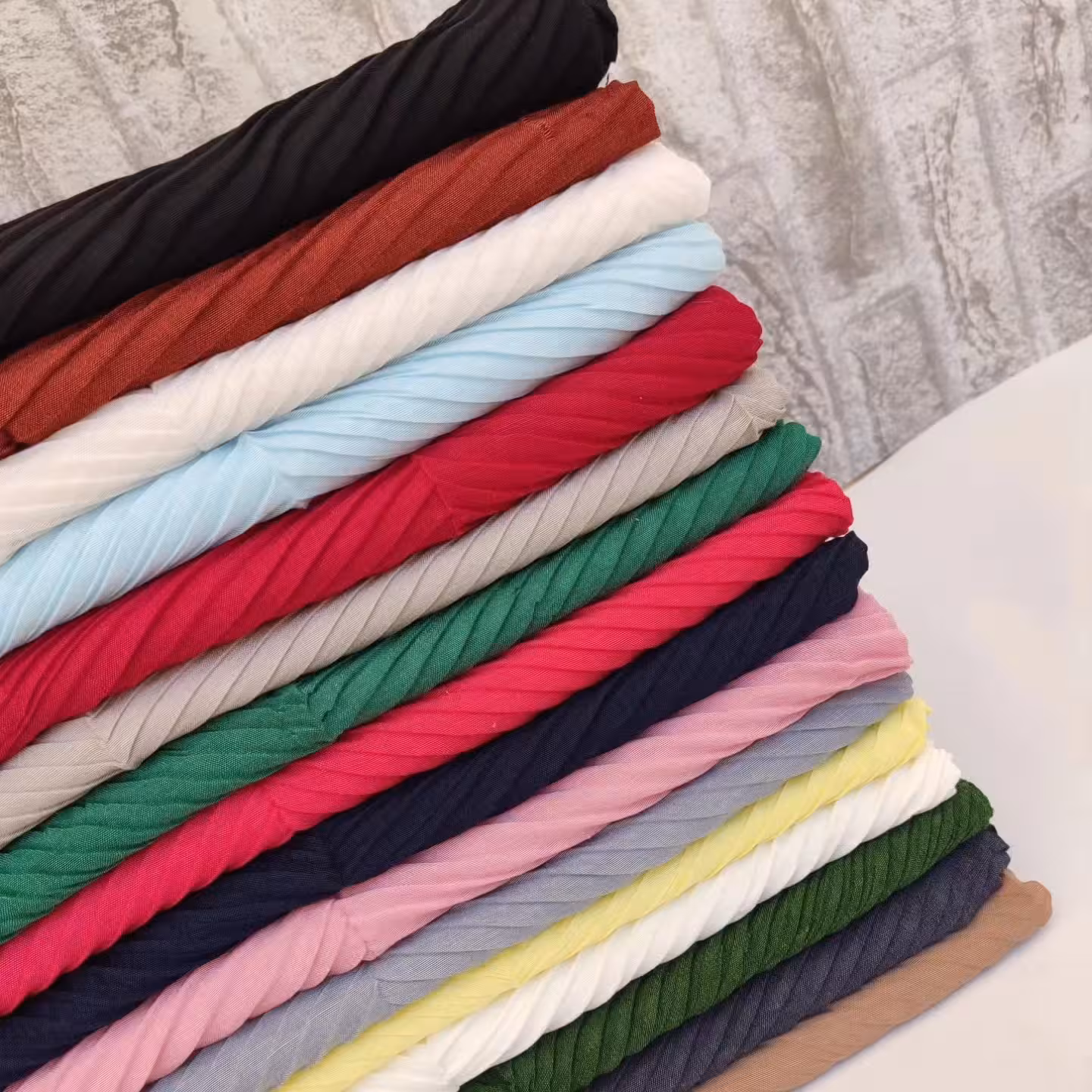 شال نخی پلیسه در رنگبندی بسیار شیک و جدید فوق العاده زیبا کیفیت درجه یک ایستادگی روی سر عالی اصلا لیز نیست