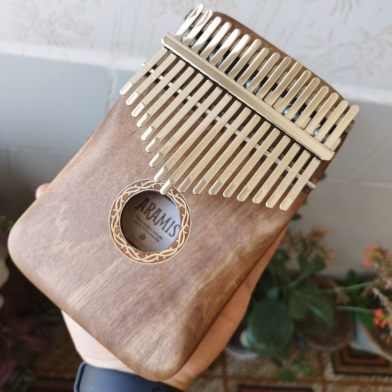 کالیمبا 17 تیغه حرفه ای آرامیس با طرح و رنگ طبیعی، چوب گردو ارسال رایگان (کد 006) 