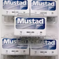 قلاب سه شاخ قزلی موستاد MUSTAD سایز 12 و 16