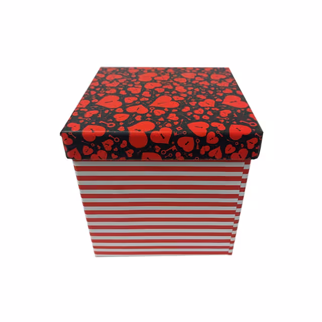 جعبه هدیه مربعی طرح قلب و راه راه