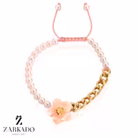 دستبند مرواریدی و کارتیه طلا و گل صدفی صورتی