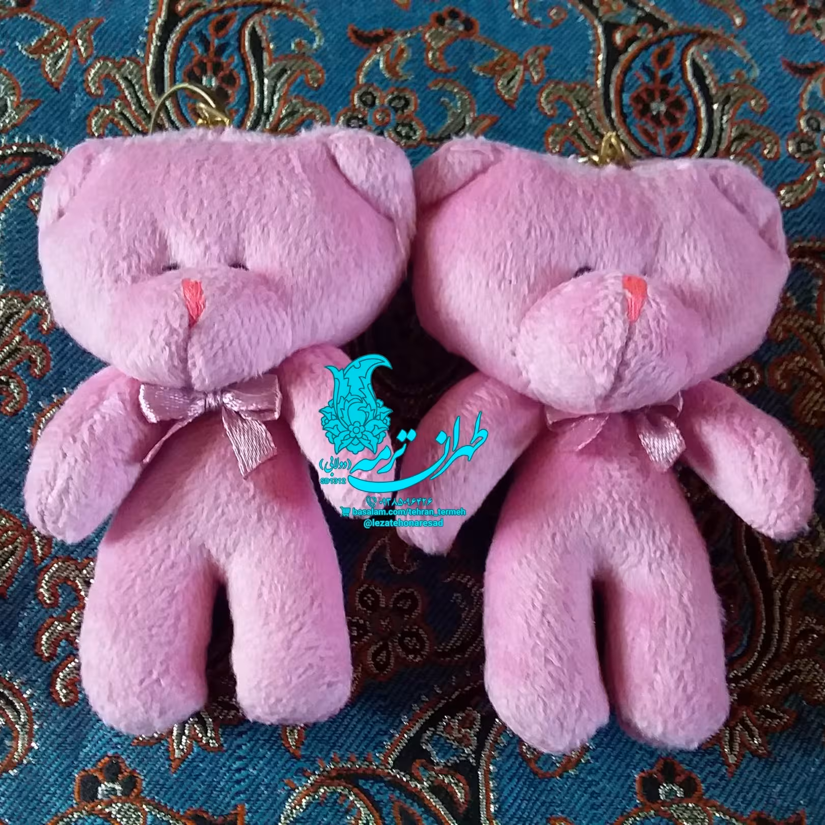 جاکلیدی خرسی رنگ صورتی،با پارچه پولیش مخملی پرشده با الیاف پلی استر نرم و لطیف و خوش دست دارای حلقه و زنجیرفلزی