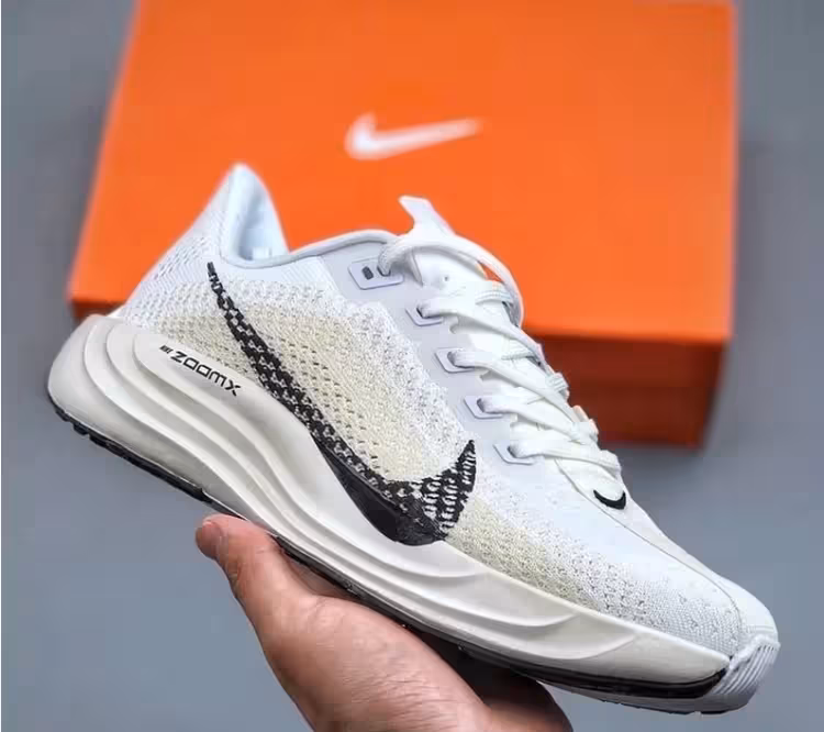 کتونی ویتنامی نایک پگاسوس پلاس ، ساخت ویتنام ، سایز 40 تا 45 فروش بصورت عمده و تک . Nike pegasus plus Vietnam