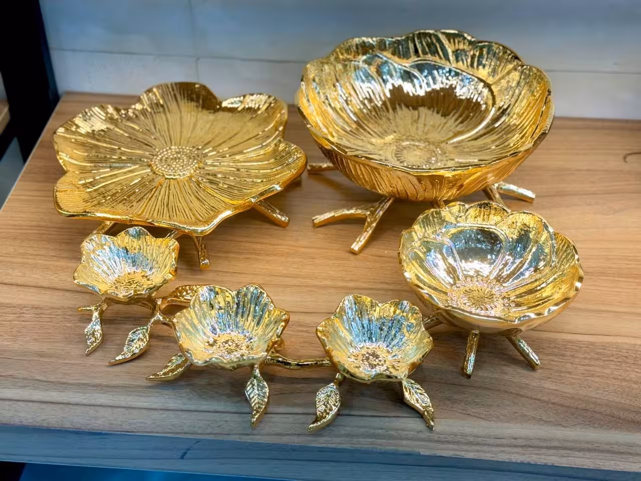 سرویس 4 تکه پذیرایی لوتوس بزرگ جنس آلومینیوم رنگ طلایی