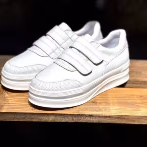 کفش کتانی چسبدار