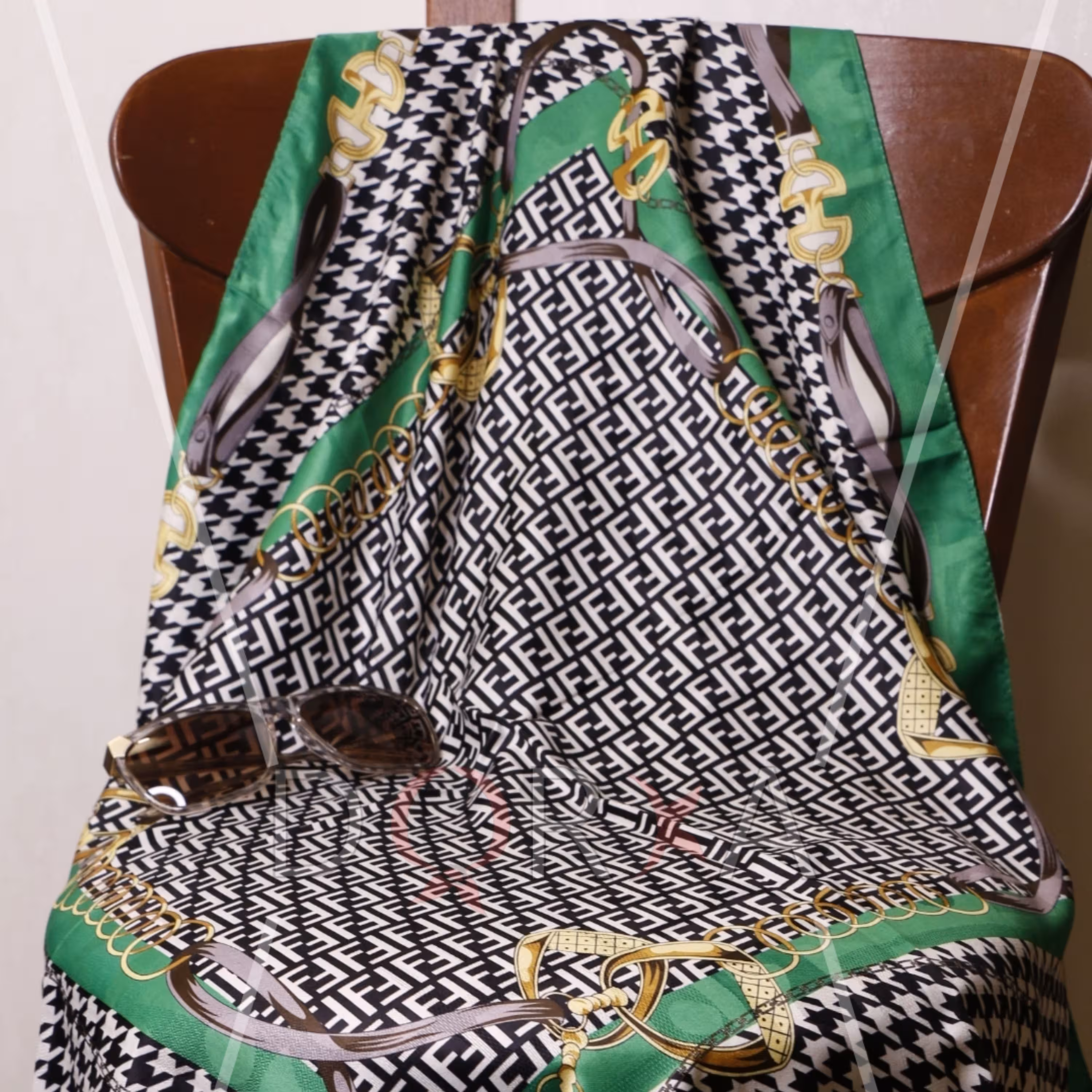 مینی اسکارف ابریشمی 70در 70 طرح پیچازی با رنگ ترند مشکی و سبز