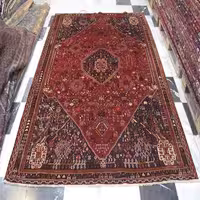 فرش دستباف شيراز طرح لچک و ترنج سایز قالي رنگ زمینه لاكي رنگ حاشیه قهوه اي کد 38459