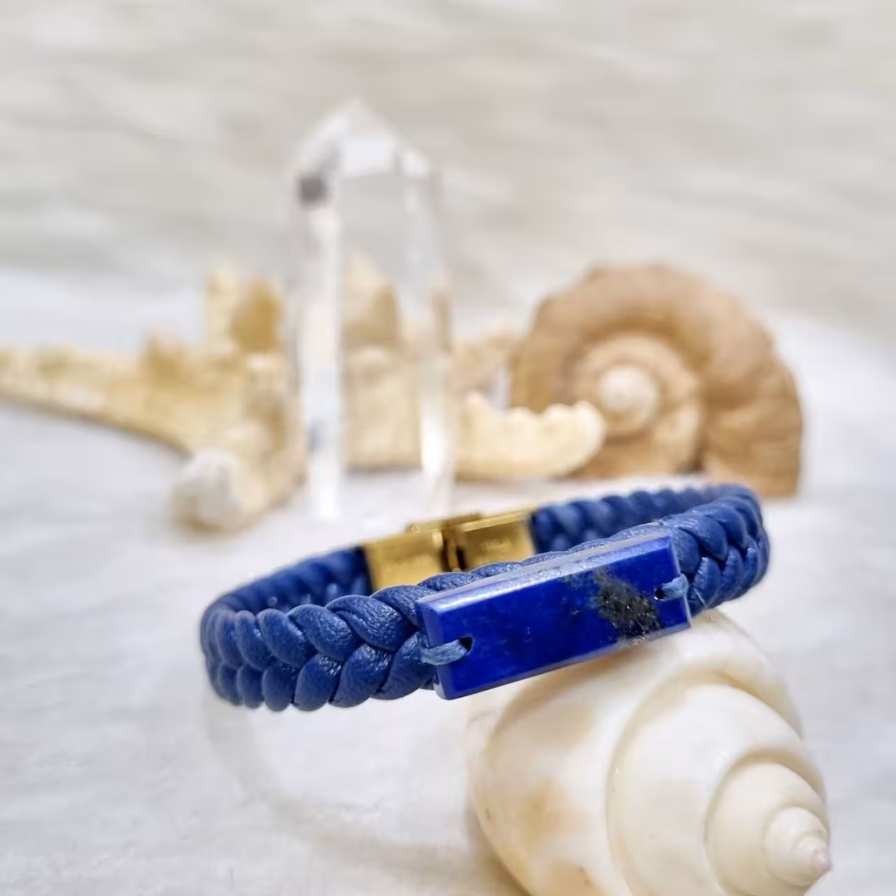 دستبند چرمی با پلاک لاجورد افغانستان-مستطیل کشیده-چرم طبیعی-یراق رنگ ثابت- سایز استاندار د 17 سانت 