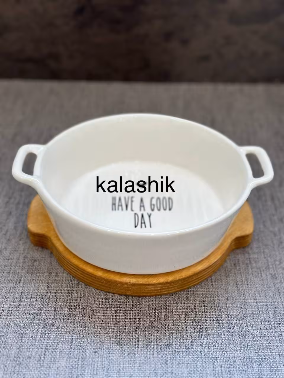 پاستا خوری همراه بازیره چوبی