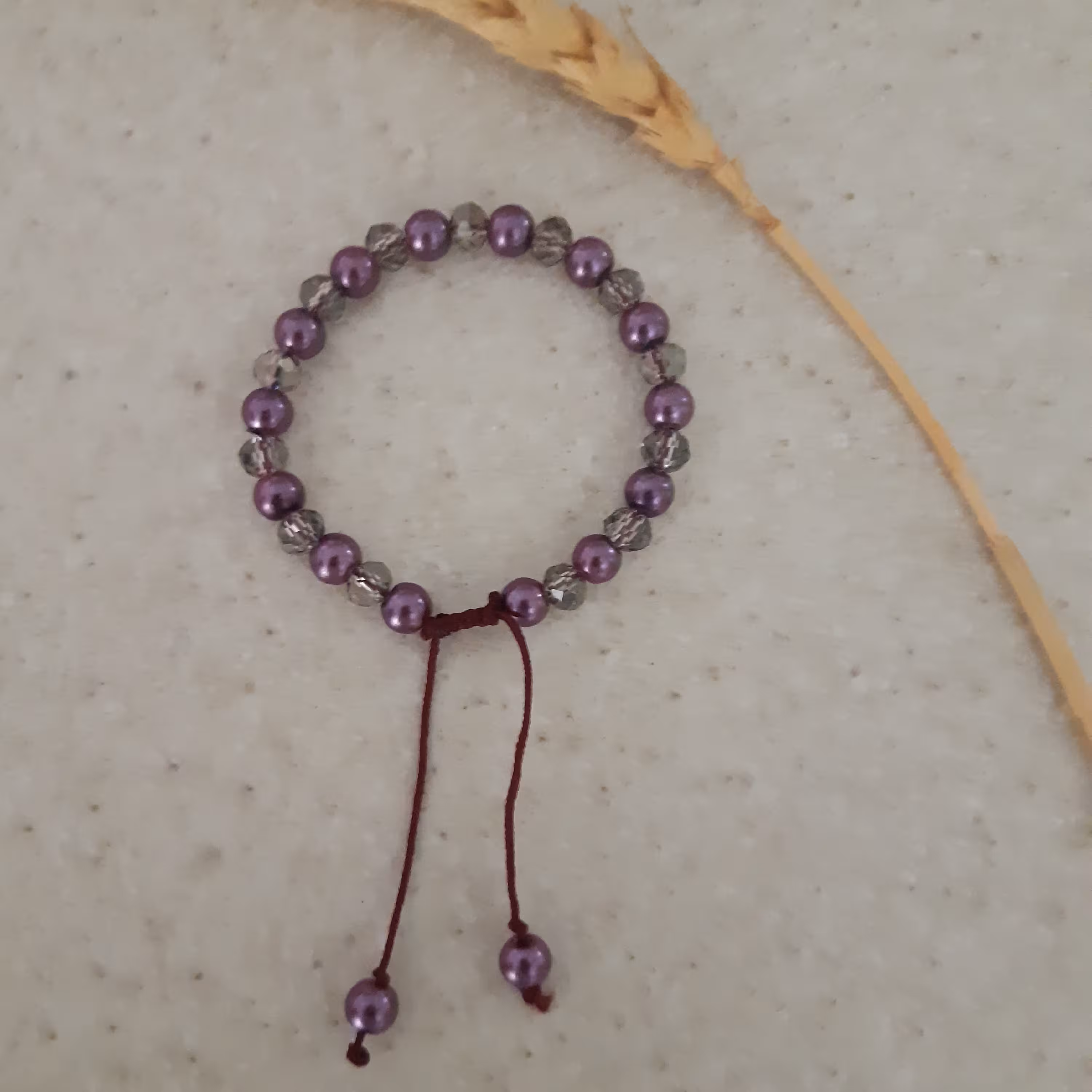 دستبند  با کریستال طوسی و مروارید بادمجانی با قفل کشویی مناسب برای همه سنین