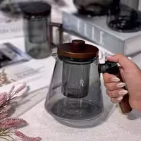 قوری و دمنوش پیرکس دودی با دسته بامبو شیک و بادوامقوری هرمی شکل تمام پیرکس