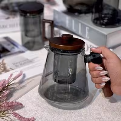 قوری و دمنوش پیرکس دودی با دسته بامبو شیک و بادوامقوری هرمی شکل تمام پیرکس