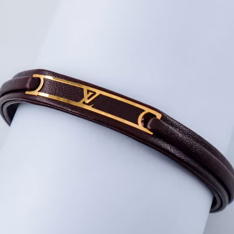 دستبند چرم با پلاک طلا طرح لویی ویتون