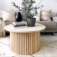 میز چوبی جلو مبلی ساخته شده از چوب طبیعی