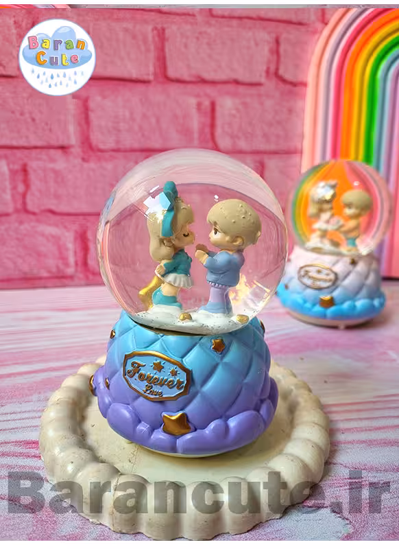 گوی موزیکال برفی چراغ دار (سایز متوسط) طرح دختر و پسر عاشق بنفش
