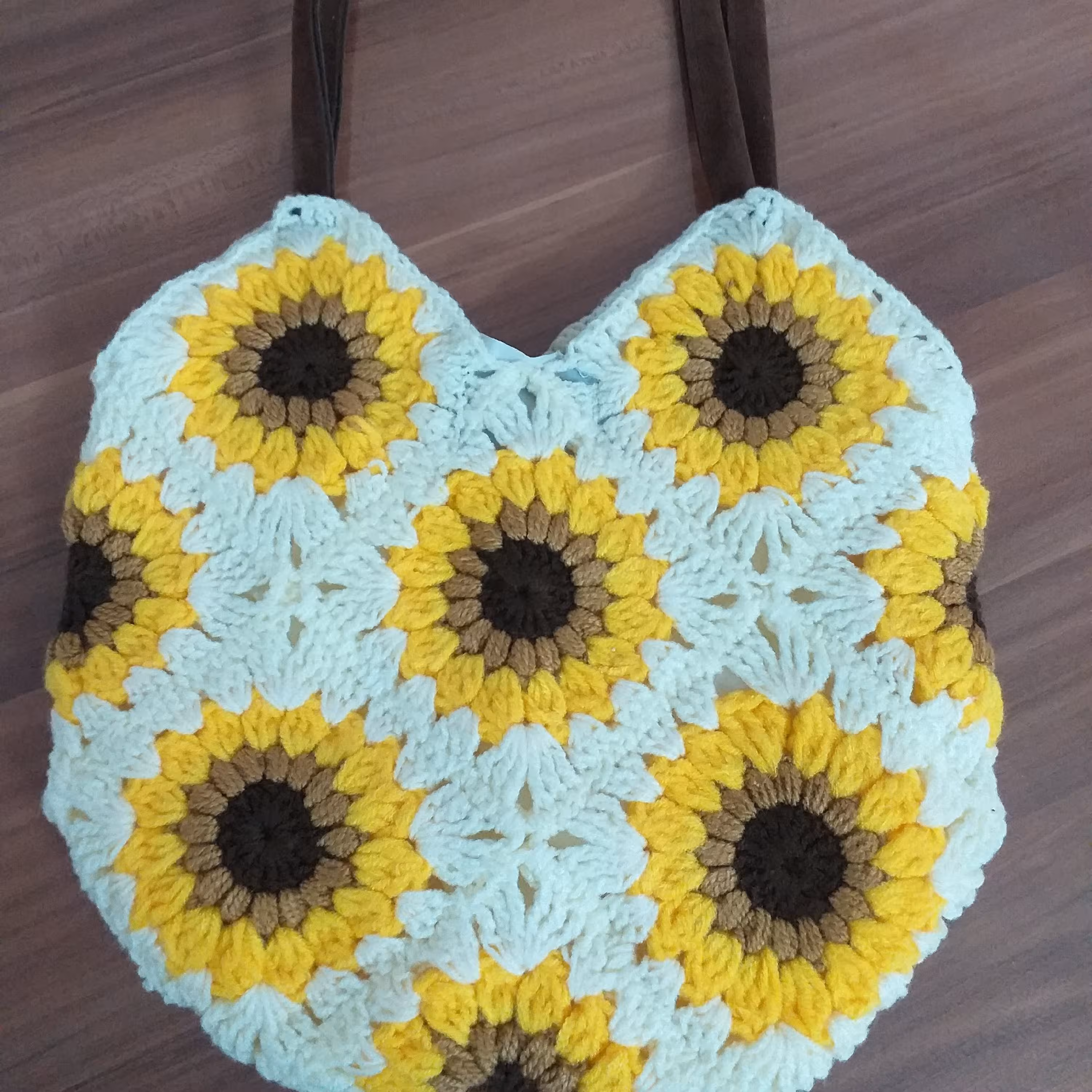 کیف دوشی دخترانه موتیفی مدل گل آفتاب گردان 20 در 25  دسته اشبالت بطول 70 دارای آستر و دگمه مگنتی