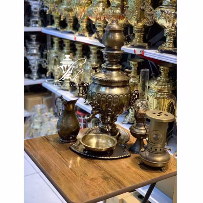 سماور زغالی برنجی 6 لیتری مدل توپی ترک دار با دسته طوری و دو شیر