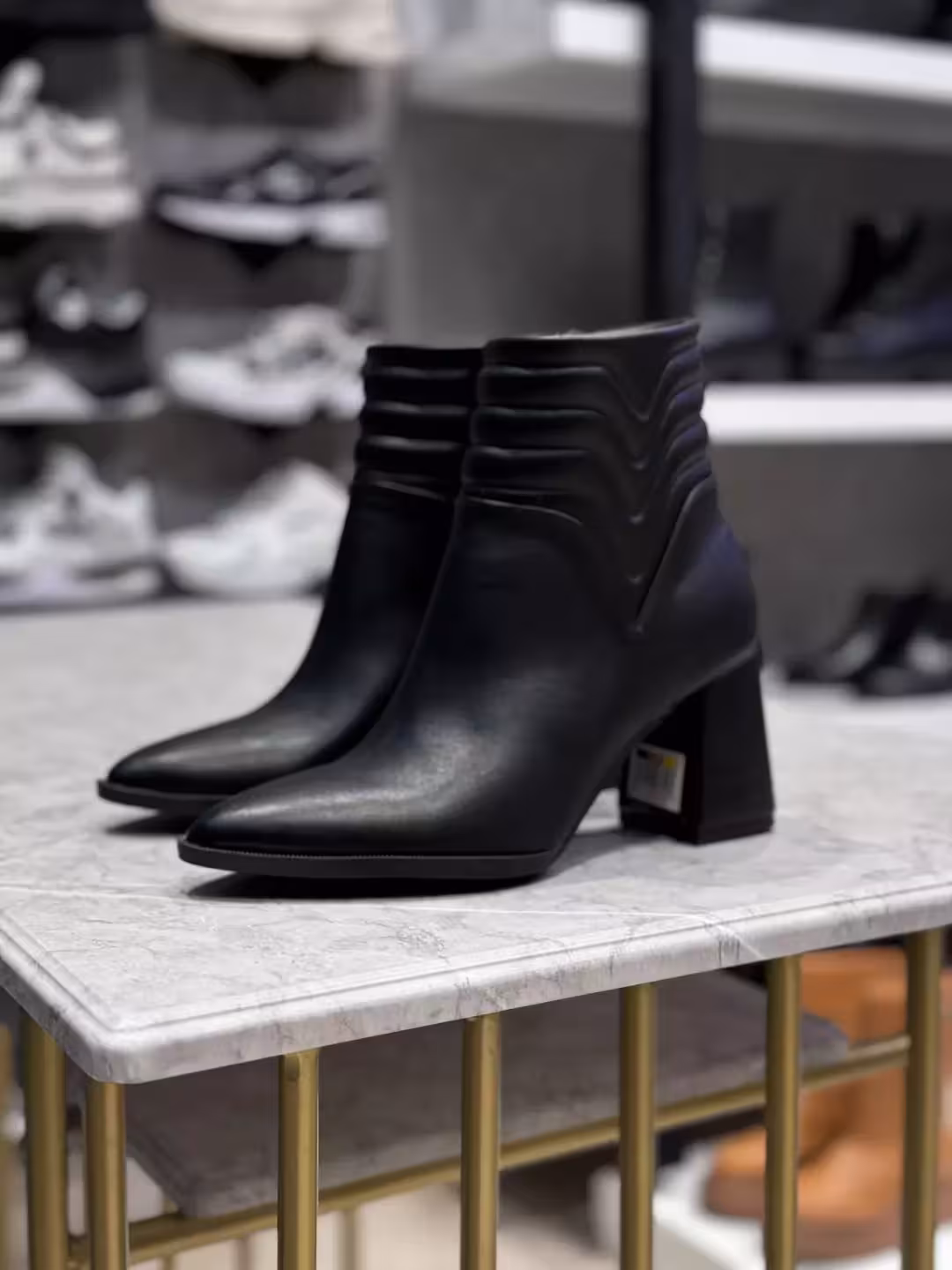 نیم بوت پاشنه دار کلاسیک کد n4-128 رنگ مشکی سایز 39