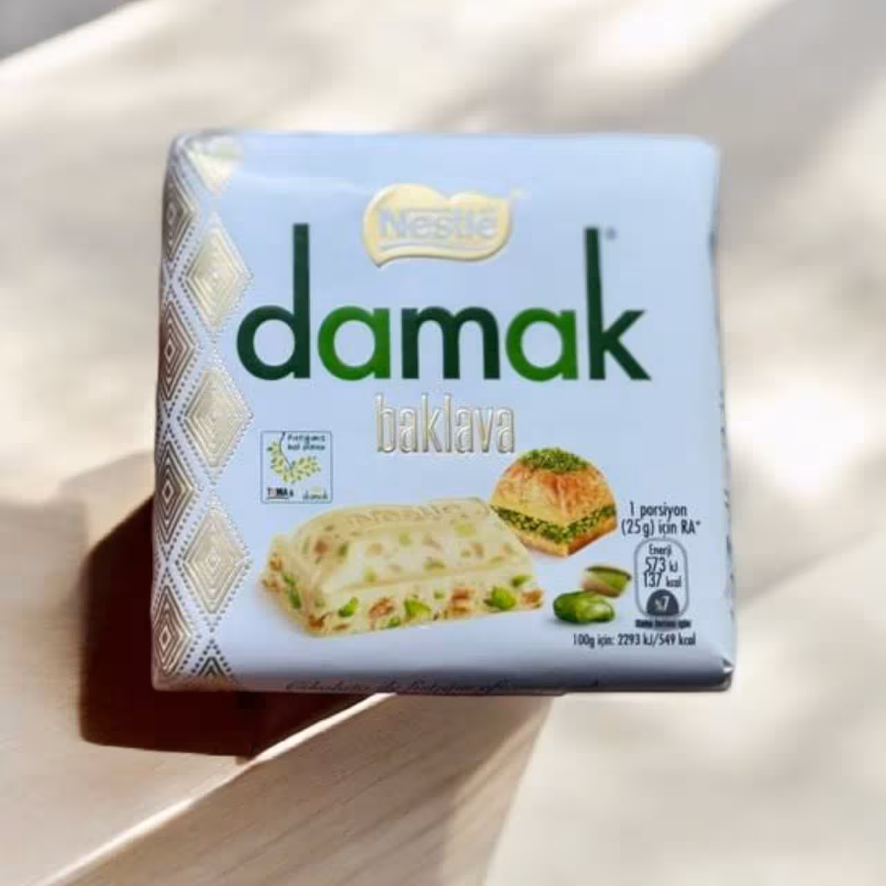 شکلات تبلت کرمی مغز باقلوا داماک نستله 100گرم