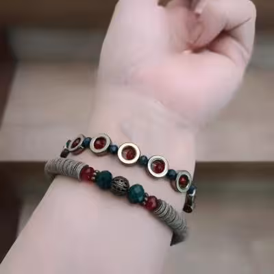 ست دو عددی دستبند حدید و کریستال سبز و زرشکی