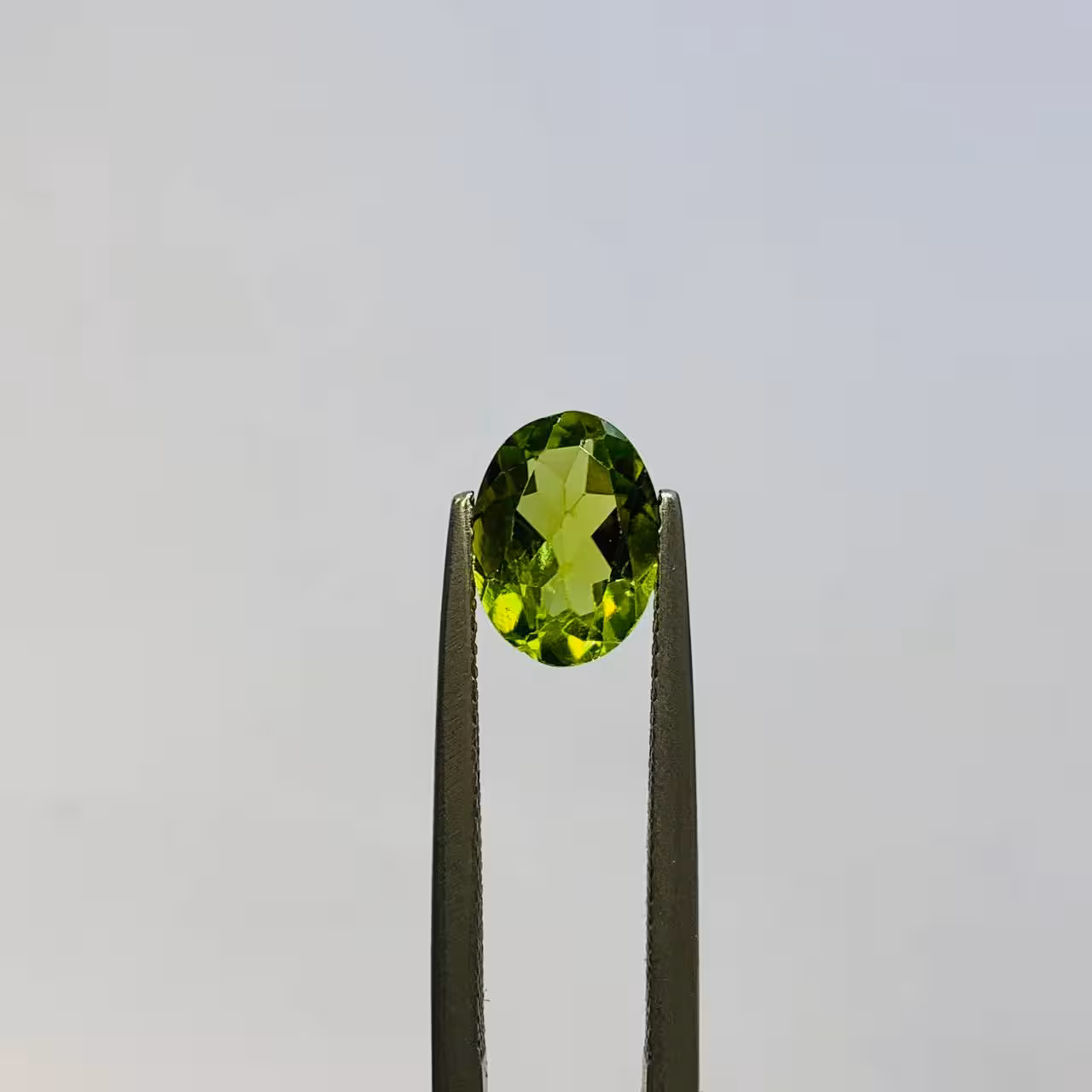 نگین زبرجد اصل آفریقا سایز 9*7 تراش بیضی