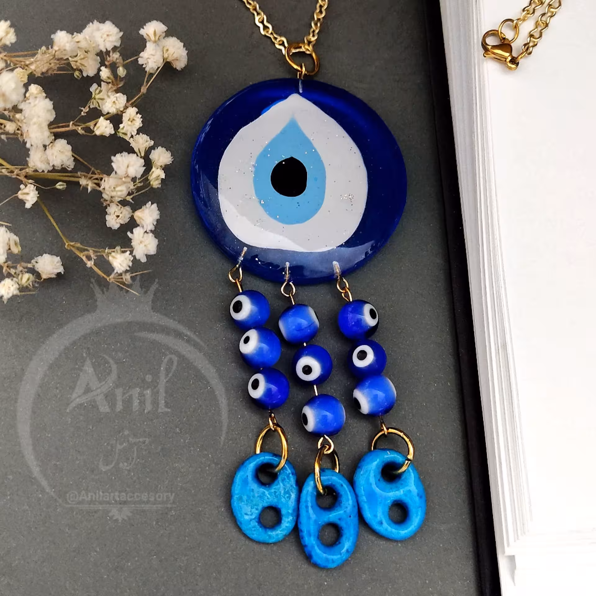 رومانتویی چشم نظر 
جنس کار از رزینه
نشکن و ضدابه
برای ماندگاری بیشتر بهتر است دور از نور مستقیم نگهداری شود
قابل سفارش ب