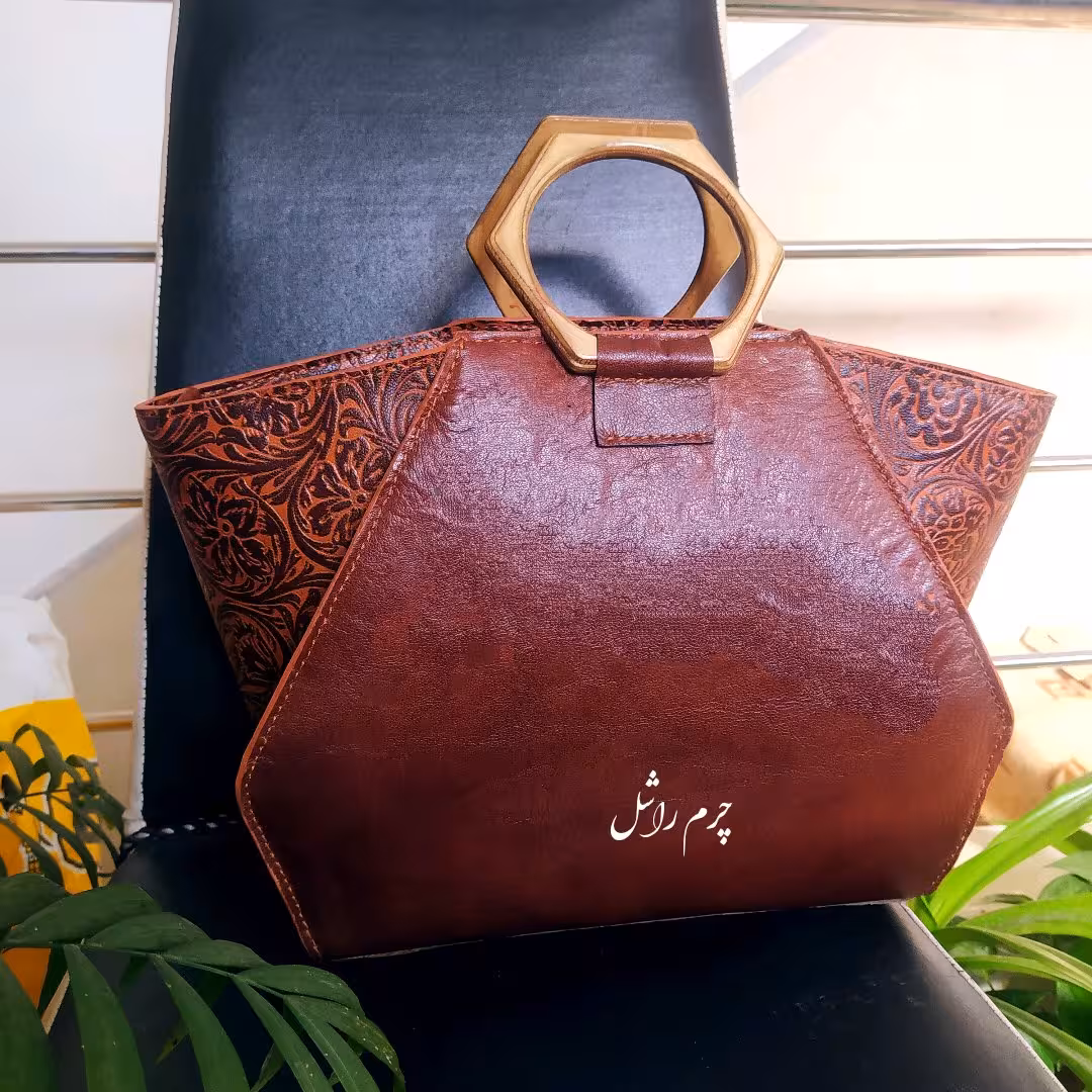 کیف زنانه مجلسی شش ضلعی دسته چوبی
چرم طبیعی و صددرصد دست دوز