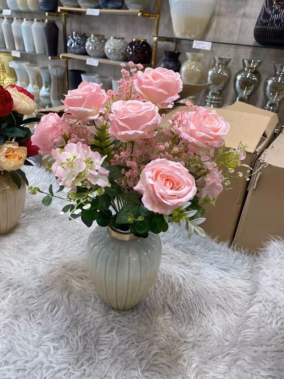 گل رز بوته ای صورتی و گلدان شیشه ای