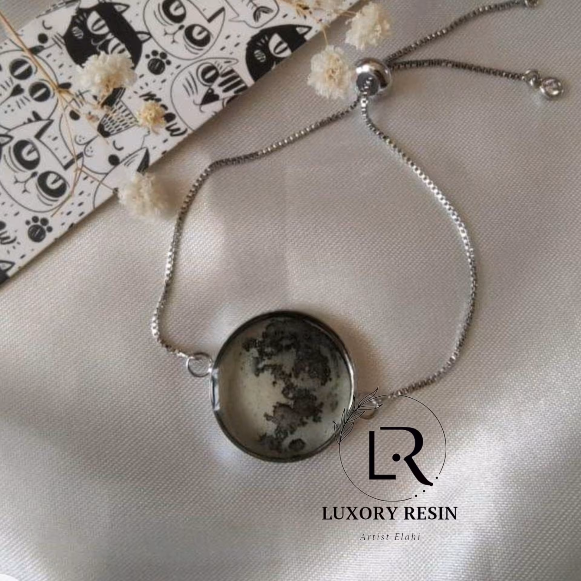 دستبند ماه شب تاب دستبند رزین دستبند آسانسوری 