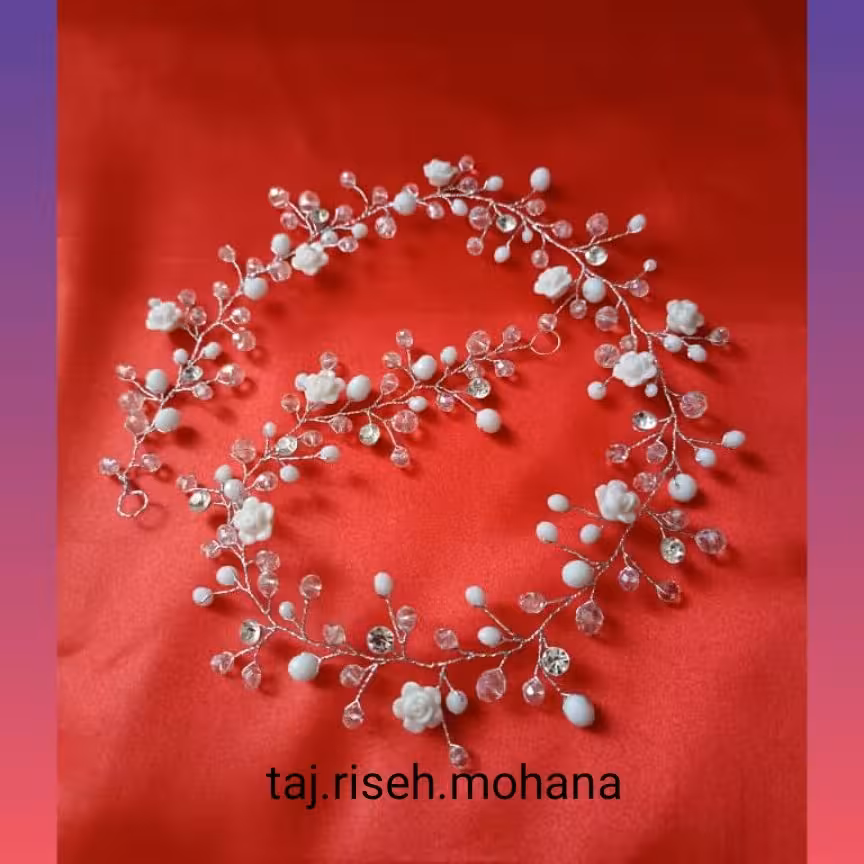 ریسه بلند طرح گل رز و ظریف ترکیبی از کریستال های شفاف و مات سفید و گل های رز پلا