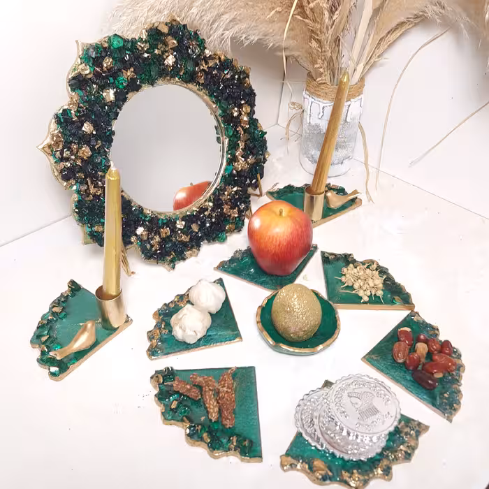 سفره هفتسین رزینی خاص 10 تکه با آینه و شمعدان  طرح سه  گوشه  سبز طلایی