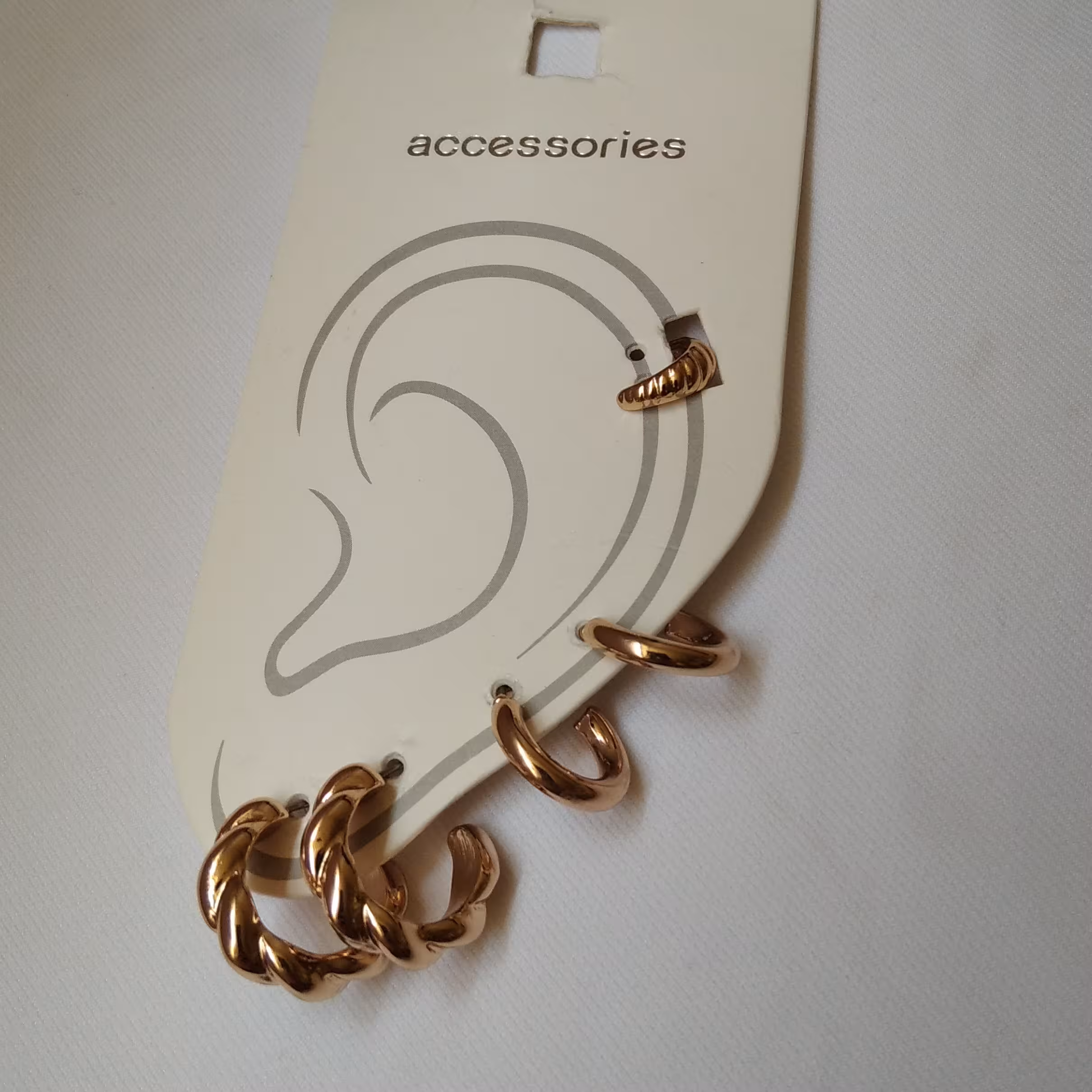 ست گوشواره و ایرکاف طلایی، دوجفت گوشواره نیم حلقه ای و یک عدد ایرکاف