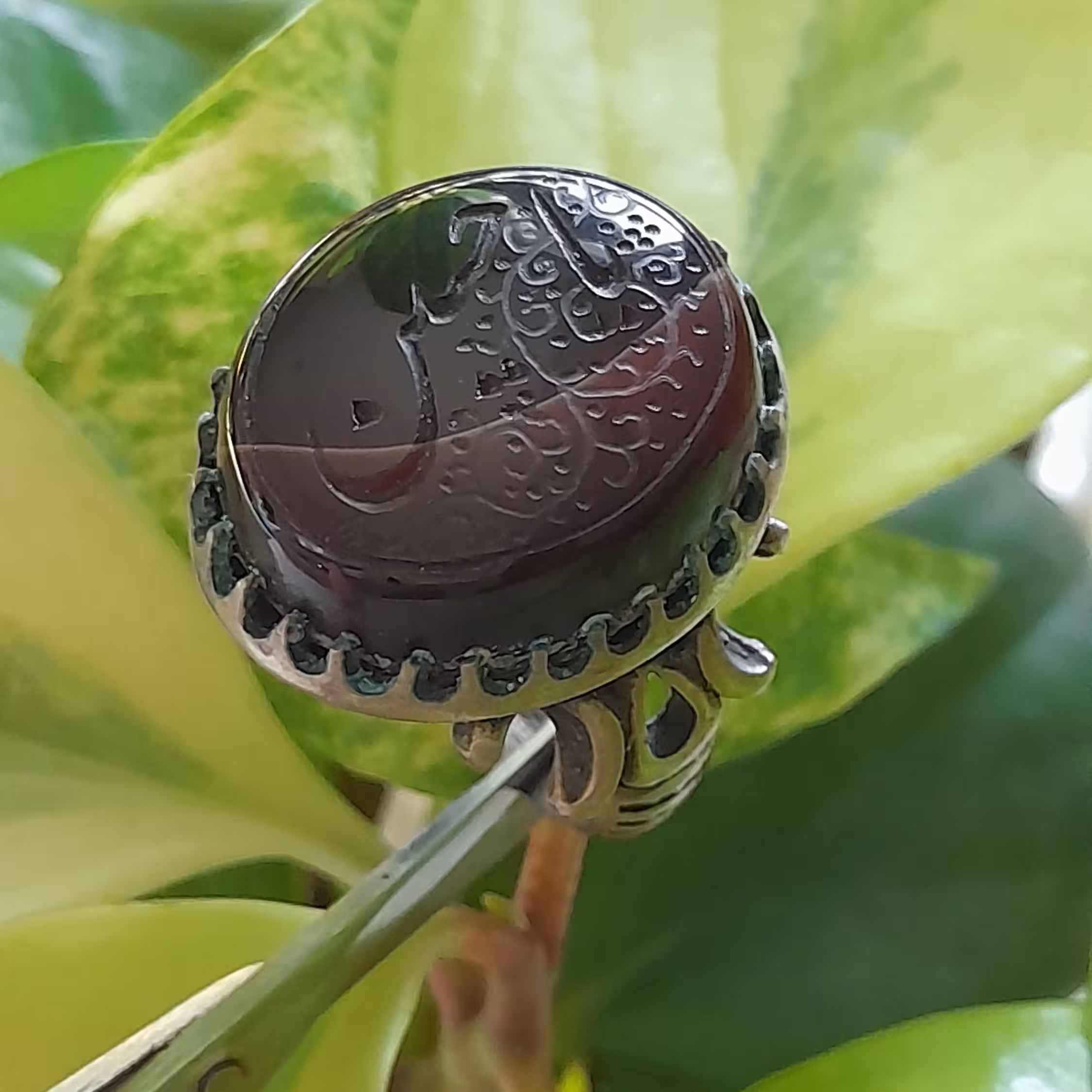 عقیق 2رنگه معدنی اصل .خطی. مزین  به یاحسن