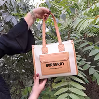 کیف Burberry دوشی رنگ نسکافه ای کرم( ارسال رایگان )